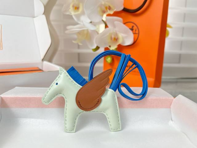 配送如图礼盒包装 新款爱马仕小马挂件 原单精品 配送如图包装 爱马仕Hermes小飞马 Rodeo Pegase包包挂件 钥匙扣 纯手工缝线制作 进口小羊皮材质