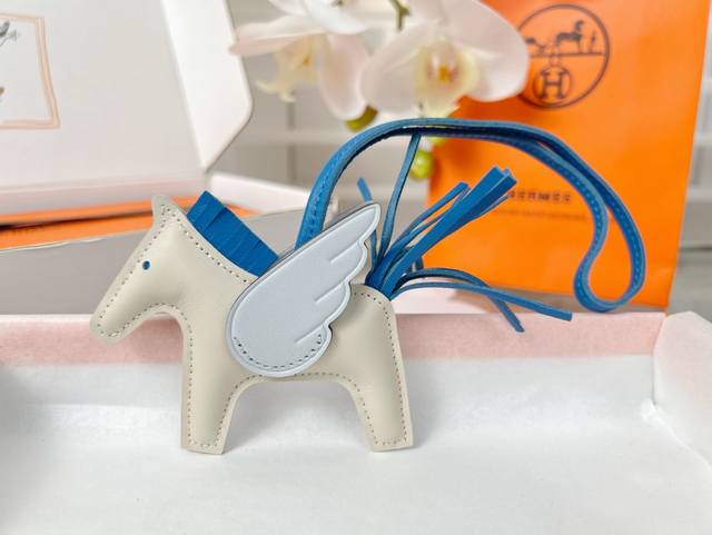 配送如图礼盒包装 新款爱马仕小马挂件 原单精品 配送如图包装 爱马仕Hermes小飞马 Rodeo Pegase包包挂件 钥匙扣 纯手工缝线制作 进口小羊皮材质