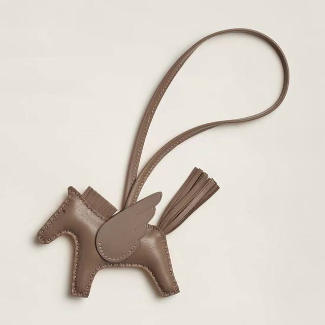 新款爱马仕小马挂件 原单精品 配送如图包装 爱马仕Hermes小飞马 Rodeo Pegase包包挂件 钥匙扣 纯手工缝线制作 进口小羊皮材质 质量非常好