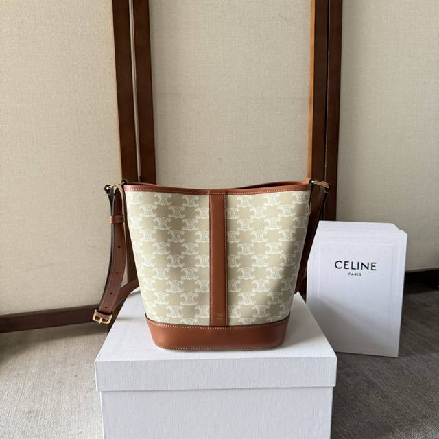 Celine Folco 秋冬新品 一系列经典老花,经典依旧,不过时 空间够大 材质耐磨 款号:191442 米棕Pvc 30X22X13 Celine Folco 秋冬新品 一系列经典老花,经典依旧,不过时 空间够大 材质耐磨 款号:191442 米棕Pvc 30X22X13