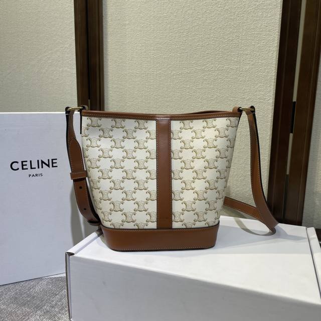 Celine Folco 秋冬新品 一系列经典老花,经典依旧,不过时 空间够大 材质耐磨 款号:191442 白Pvc 30X22X13 Celine Folco 秋冬新品 一系列经典老花,经典依旧,不过时 空间够大 材质耐磨 款号:191442 白Pvc 30X22X13