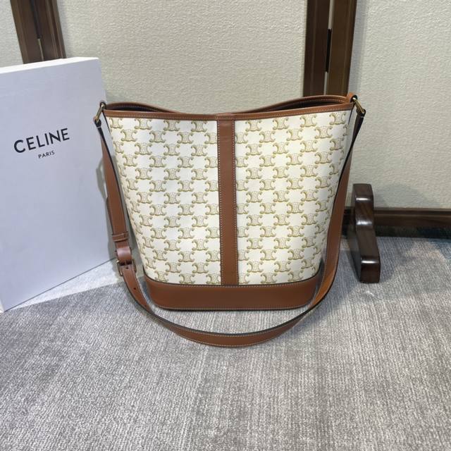 Celine Folco 秋冬新品 一系列经典老花,经典依旧,不过时 空间够大 材质耐磨 款号:191132 Pvc棕 33×27×17 Celine Folco 秋冬新品 一系列经典老花,经典依旧,不过时 空间够大 材质耐磨 款号:191132 Pvc棕 33×27×17