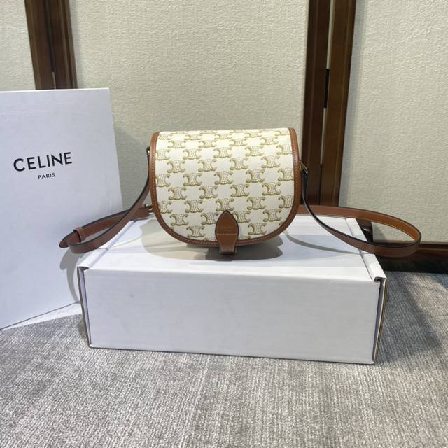 Celine Folco 秋冬新品 延续凯旋门 复古斜挎 耐看经典印花一点都不老套 还带着轻巧小俏皮 耐装耐磨 象征性的 结构简约 肩带长度可调节 款号:191 Celine Folco 秋冬新品 延续凯旋门 复古斜挎 耐看经典印花一点都不老套 还带着轻巧小俏皮 耐装耐磨 象征性的 结构简约 肩带长度可调节 款号:191