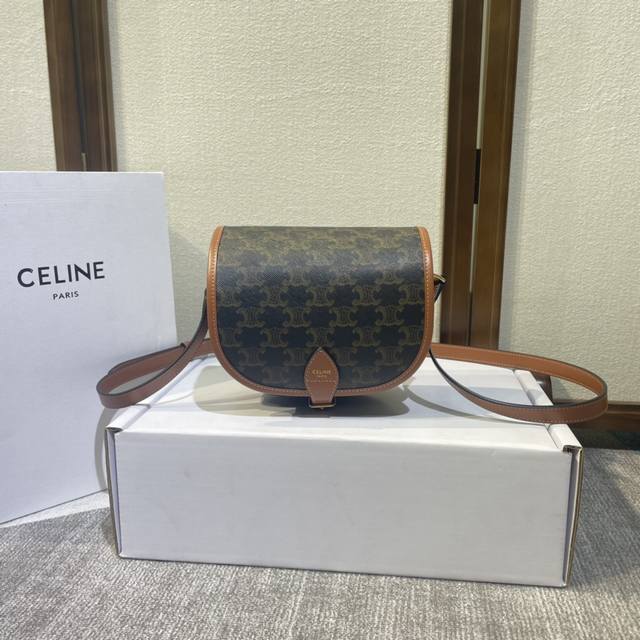 Celine Folco 秋冬新品 延续凯旋门 复古斜挎 耐看经典印花一点都不老套 还带着轻巧小俏皮 耐装耐磨 象征性的 结构简约 肩带长度可调节 款号:191 Celine Folco 秋冬新品 延续凯旋门 复古斜挎 耐看经典印花一点都不老套 还带着轻巧小俏皮 耐装耐磨 象征性的 结构简约 肩带长度可调节 款号:191