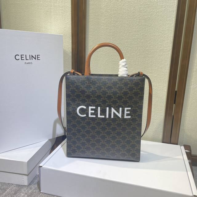 Celine 中号印花托特 百搭托特 经典凯旋老花系列 手提肩背 不挑人 博主明星极荐 款号:191542咖啡 尺寸:28.5-32-8 Celine 中号印花托特 百搭托特 经典凯旋老花系列 手提肩背 不挑人 博主明星极荐 款号:191542咖啡 尺寸:28.5-32-8