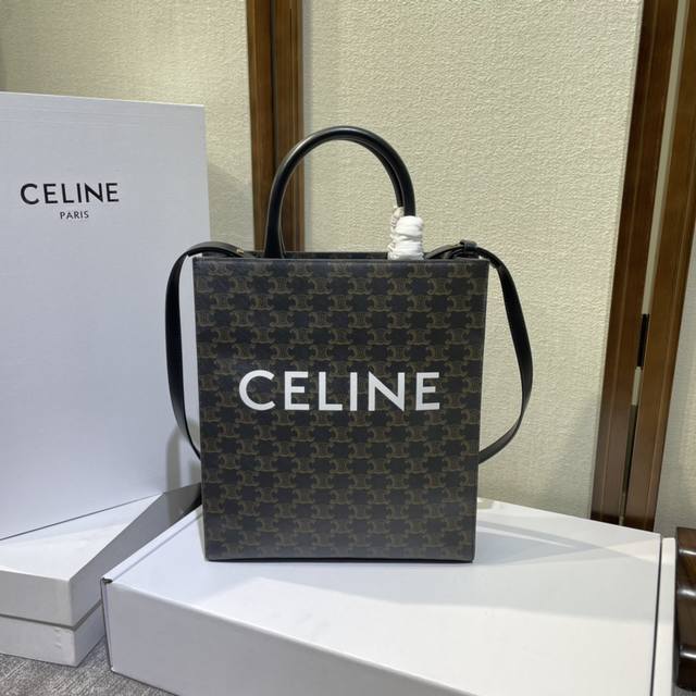 Celine 中号印花托特 百搭托特 经典凯旋老花系列 手提肩背 不挑人 博主明星极荐 款号:191542咖啡 尺寸:28.5-32-8 Celine 中号印花托特 百搭托特 经典凯旋老花系列 手提肩背 不挑人 博主明星极荐 款号:191542咖啡 尺寸:28.5-32-8