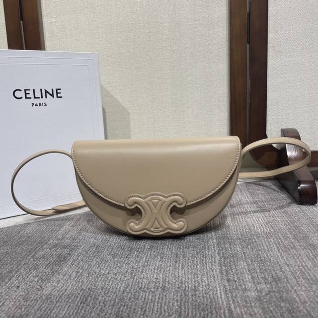 Ce22冬季秀款|月亮包Celine Basace凯旋门 纯皮质 没有金属呈于表面的装点 反而将一切回归质朴按扣开合 原厂皮搭配纯钢金 极致的细节 包型很有设计 Ce22冬季秀款|月亮包Celine Basace凯旋门 纯皮质 没有金属呈于表面的装点 反而将一切回归质朴按扣开合 原厂皮搭配纯钢金 极致的细节 包型很有设计