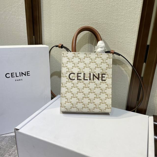 Celine Triomphe Mini Cabas 搭配小精灵 Cp最强阵容简直不要太可爱啦啦~涉猎广众仙姐姐~停止不了的魅力 款号:194372 Pvc 棕 Celine Triomphe Mini Cabas 搭配小精灵 Cp最强阵容简直不要太可爱啦啦~涉猎广众仙姐姐~停止不了的魅力 款号:194372 Pvc 棕