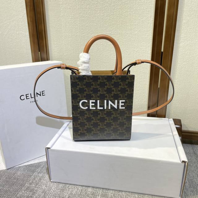 Celine Triomphe Mini Cabas 搭配小精灵 Cp最强阵容简直不要太可爱啦啦~涉猎广众仙姐姐~停止不了的魅力 款号:194372 Pvc 棕 Celine Triomphe Mini Cabas 搭配小精灵 Cp最强阵容简直不要太可爱啦啦~涉猎广众仙姐姐~停止不了的魅力 款号:194372 Pvc 棕