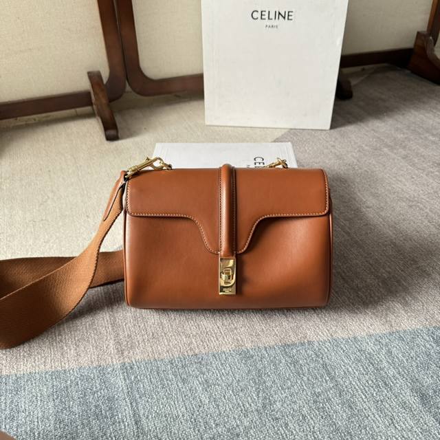 Celine Teen Soft16 下一个真香系列 去除手腕后增添年轻与时尚感、很有Hedi叛逆街头风、即结合前代Celine简约冷淡风又有休闲减龄、法式浪漫 Celine Teen Soft16 下一个真香系列 去除手腕后增添年轻与时尚感、很有Hedi叛逆街头风、即结合前代Celine简约冷淡风又有休闲减龄、法式浪漫