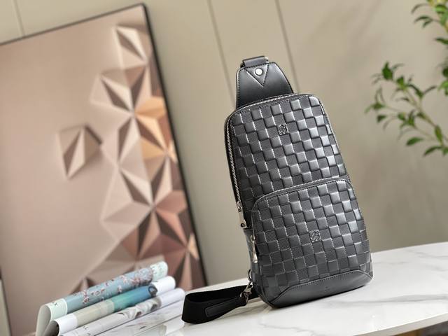 顶级原版 M 30443 41719压格单肩斜挎包运动风糅合休闲气息，这款Avenue单肩包以Damier Infini皮革制作是您在城中的最理想袋款。小巧轻盈