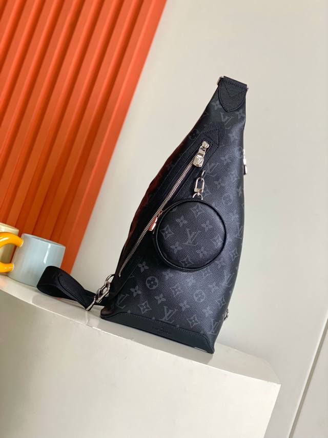 顶级原单30936本款 Duo 单肩包拼接 Monogram 帆布和 Taga 牛皮革，以悠闲格调诠释多元潮流理念。拉链侧袋结合存放零钱或其他小物的可拆卸拉链袋