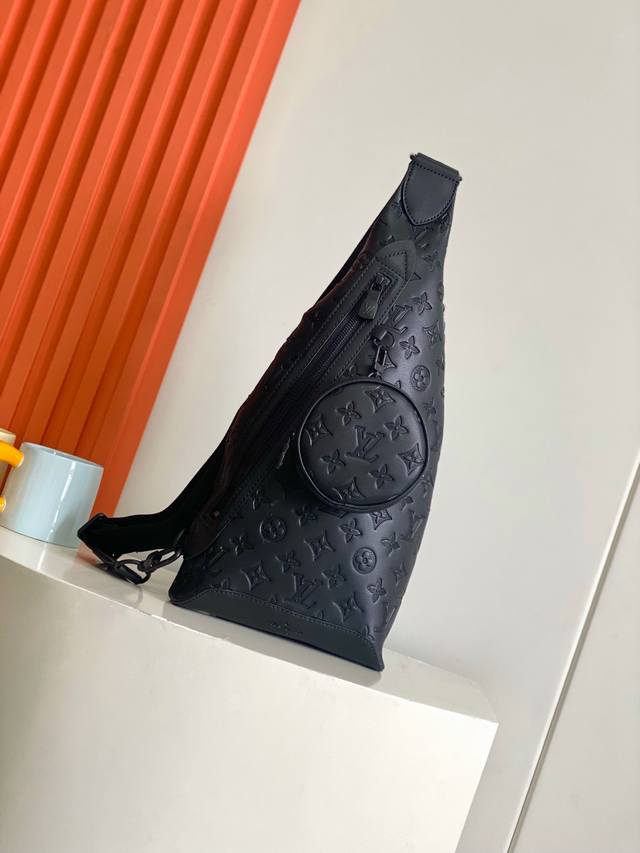 顶级原单M21890本款 Duo 单肩包以柔软牛皮革塑造贴身构型，成就传统双肩包之外的实用之选。拉链侧袋可收纳智能手机，可拆卸收纳包方便取放物品，可调节提花织物