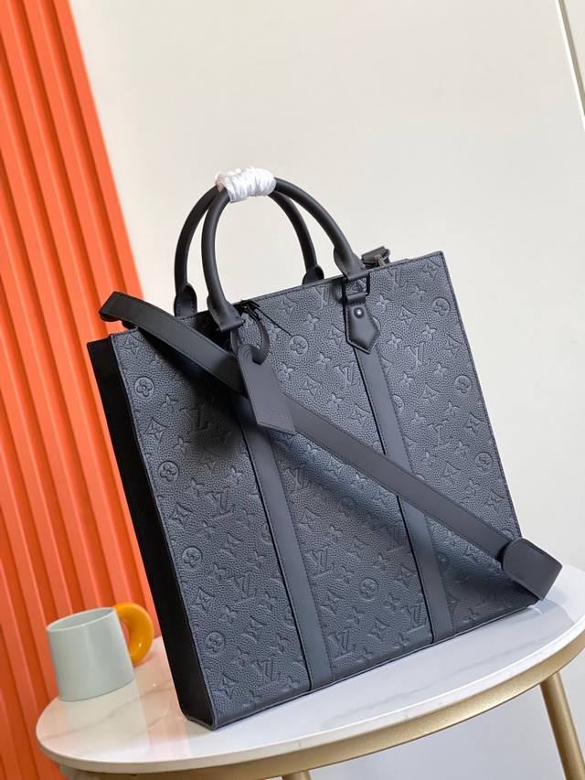 顶级原单，21866本款 Sac Plat 手袋取材 Monogram 压纹 Taurillon 皮革，以笔直线条、分明棱角、皮革侧带和轧制皮革手柄聚焦视线，借