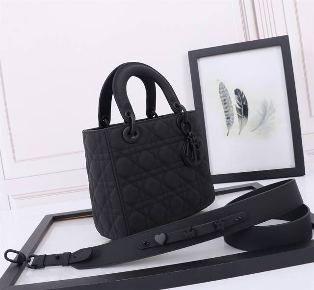 顶级原厂 配全套包装 羊筋绒皮里,专柜弹簧芯U扣 4格磨砂字母款黑色 黑扣 藤格纹漆皮牛皮革迷你手袋，Cannage藤格纹缝线装饰，和浅金属配饰。 肩带可饰以徽