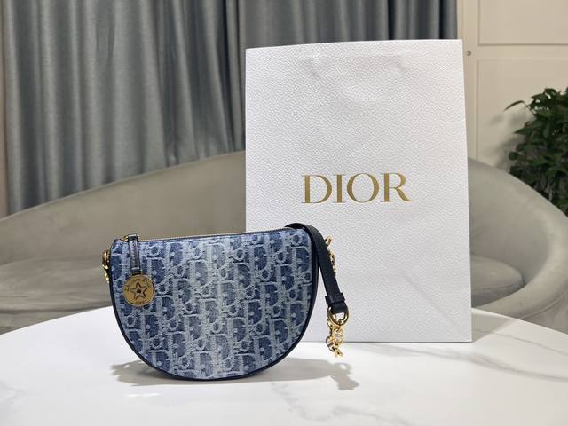 顶级进口原厂丹宁牛仔面料 配全套包装 这款 Callisto 链条手袋是迪奥二零二四秋季系列新品，以时髦优雅的半月形造型提升 系列格调。采用蓝色 Denim D