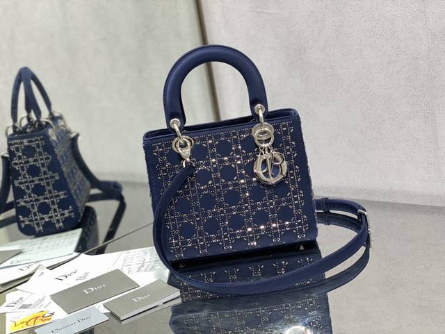 顶级原单 配全套包装 Lady系列最优雅的丝绸包现货 上身自带Bingbing 的效果女王范十足啊，不吹嘘，不追捧，重金购入朕品打造，对丝绸，对颜色，对每一颗钻