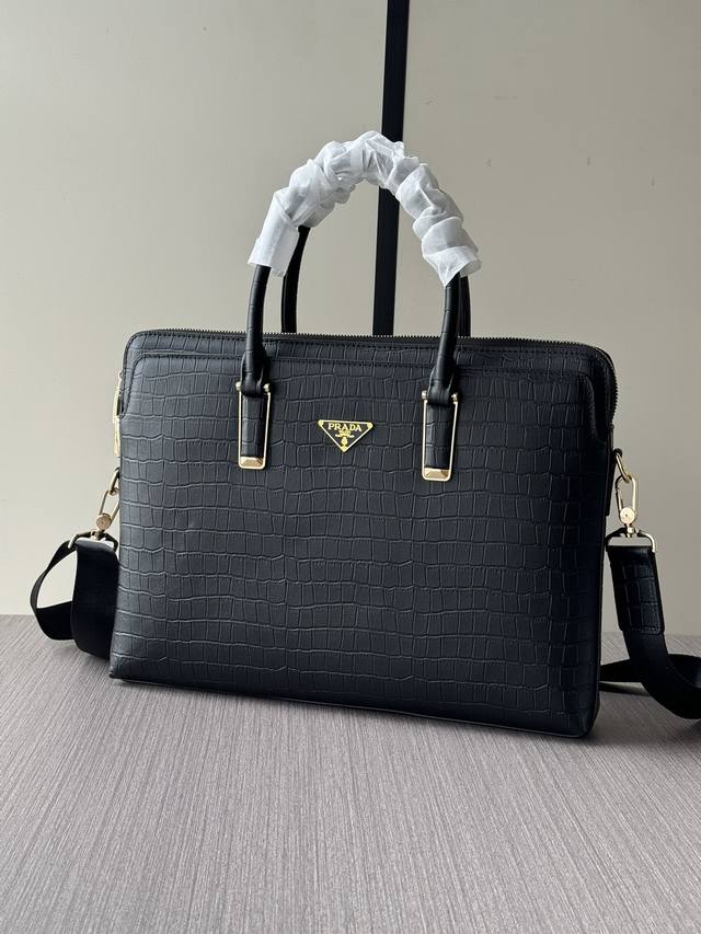 顶级专柜老鼠高端狠货最新火爆款普拉达密码锁公文包大量出货啦,叫嚣专柜货顶级原单货纸上谈兵吹牛皮的咱不会,请让狠货说话。款式可以复制抄袭,材料做工骗不了懂的人。里 顶级专柜老鼠高端狠货最新火爆款普拉达密码锁公文包大量出货啦,叫嚣专柜货顶级原单货纸上谈兵吹牛皮的咱不会,请让狠货说话。款式可以复制抄袭,材料做工骗不了懂的人。里