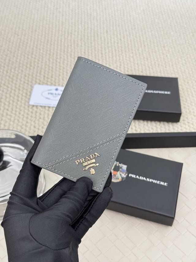 Prada 十字纹男女通用卡夹，可放口袋，可放包里，可手拿，十字纹进口小牛皮制作，口袋卡夹，可放零钱，6个卡位，简约大方时尚潮流. 型号2Mc101，颜色如图所