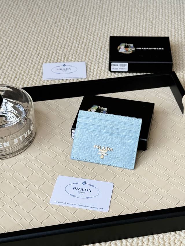 Prada 爆款卡包 男女通用小卡包，黑色，型号1Mc025 散字 三角麦 系列 九个颜色 十字纹牛皮 制作，6个卡位一个中间夹层，可放置多张卡片以及零，尺寸1