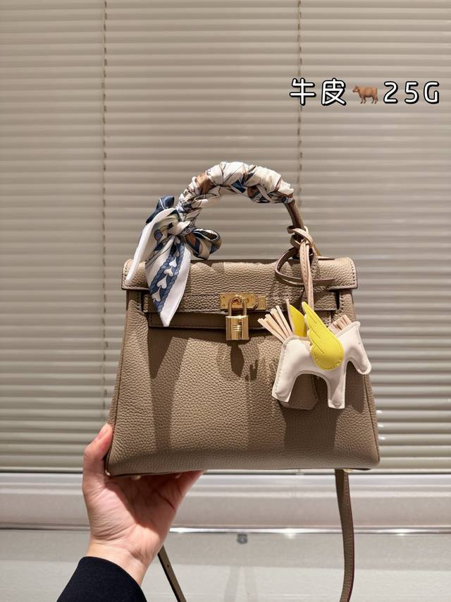 头层牛皮 HermèS 爱马仕 凯莉包 高端质量 专柜最新款进口荔枝纹 明星同款 原版质量 ,HermèS每个女孩的必备品 尺寸:28Cm 25Cm 20Cm 头层牛皮 HermèS 爱马仕 凯莉包 高端质量 专柜最新款进口荔枝纹 明星同款 原版质量 ,HermèS每个女孩的必备品 尺寸:28Cm 25Cm 20Cm