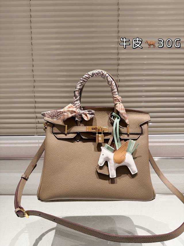 顶级原单 头层牛皮 顶级货 不是地产货 HermèS 爱马仕 铂金包 高端质量 专柜最新款进口荔枝纹 明星同款 原版质量 ,HermèS每个女孩的必备品 尺寸: 顶级原单 头层牛皮 顶级货 不是地产货 HermèS 爱马仕 铂金包 高端质量 专柜最新款进口荔枝纹 明星同款 原版质量 ,HermèS每个女孩的必备品 尺寸: