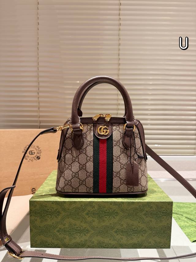 牛皮版本 Gucci古驰 新款Ophidia复古双G贝壳包 尺寸20 17Cm 全套礼盒包装 牛皮版本 Gucci古驰 新款Ophidia复古双G贝壳包 尺寸20 17Cm 全套礼盒包装