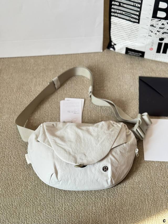 Lululemon 男女款胸包超好看 防水面料,好打理,超级实用的多功能休闲运动款,不 挑男女 #Ululemon #Lululemon 包 颜色:黑色白蛋白 Lululemon 男女款胸包超好看 防水面料,好打理,超级实用的多功能休闲运动款,不 挑男女 #Ululemon #Lululemon 包 颜色:黑色白蛋白