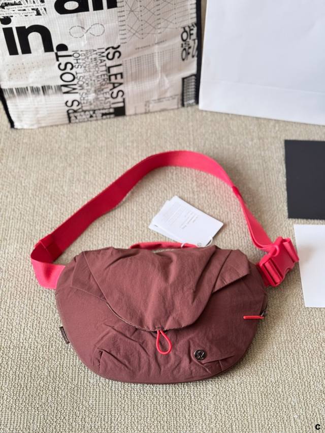 Lululemon 男女款胸包超好看 防水面料,好打理,超级实用的多功能休闲运动款,不 挑男女 #Ululemon #Lululemon 包 颜色:黑色白蛋白 Lululemon 男女款胸包超好看 防水面料,好打理,超级实用的多功能休闲运动款,不 挑男女 #Ululemon #Lululemon 包 颜色:黑色白蛋白