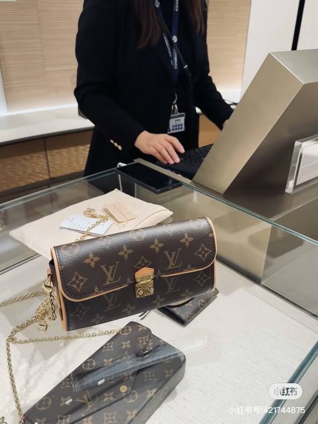 Lv新款Pochette Camille链条包在巴黎的春天百货 欧 容量很大能装充电宝粉饼口红墨镜 链条可以改变长短可以斜挎和单肩 美丽不过万 憋不住屁的我直接 Lv新款Pochette Camille链条包在巴黎的春天百货 欧 容量很大能装充电宝粉饼口红墨镜 链条可以改变长短可以斜挎和单肩 美丽不过万 憋不住屁的我直接