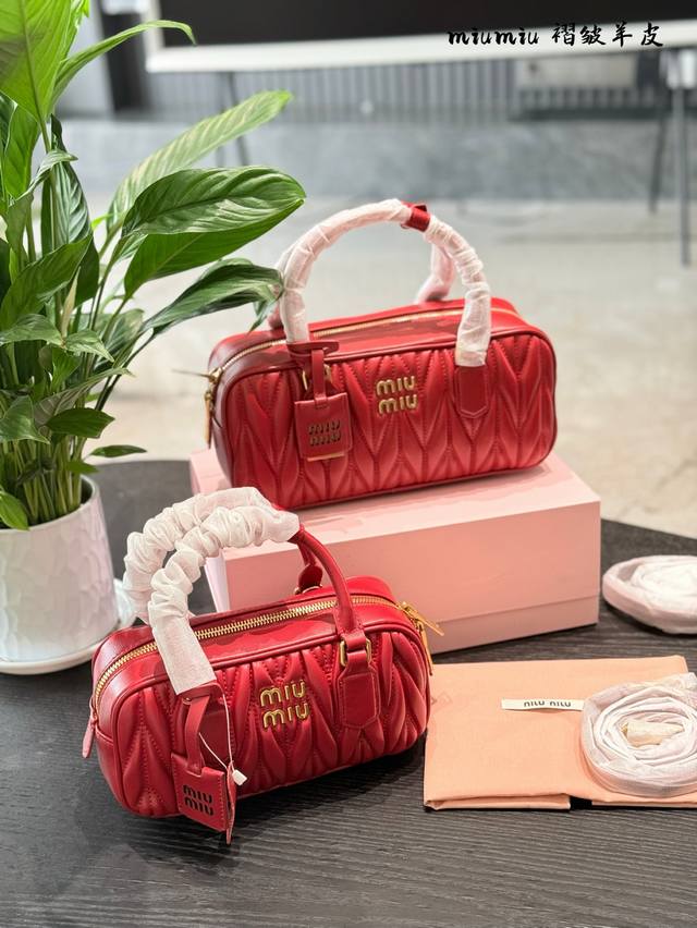 新年来,Miumiu 新年包也来啦~ Arcadie手袋,Wander 衍缝羔羊皮 保龄球包的蛇形挂饰 对于怕蛇的很友好 ,Joie抽绳包Lvy包的串珠刺绣,奢 新年来,Miumiu 新年包也来啦~ Arcadie手袋,Wander 衍缝羔羊皮 保龄球包的蛇形挂饰 对于怕蛇的很友好 ,Joie抽绳包Lvy包的串珠刺绣,奢