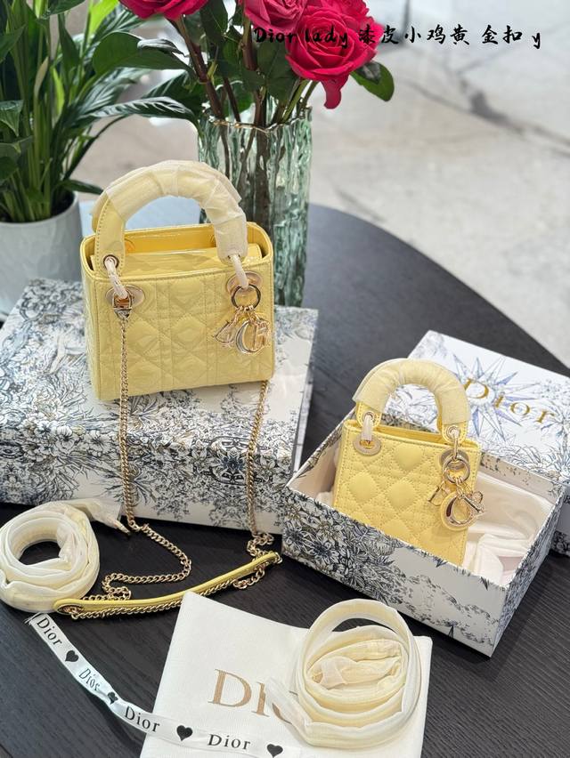 奶呼呼的小嗲精◎迪奥小鸡黄戴妃迪奥三格小鸡黄戴妃° 天啦噜谁能拒绝奶黄包 漆皮闪闪亮亮T+ 在阳光下太闪耀啦14Cm 17Cm盒子包装 奶呼呼的小嗲精◎迪奥小鸡黄戴妃迪奥三格小鸡黄戴妃° 天啦噜谁能拒绝奶黄包 漆皮闪闪亮亮T+ 在阳光下太闪耀啦14Cm 17Cm盒子包装