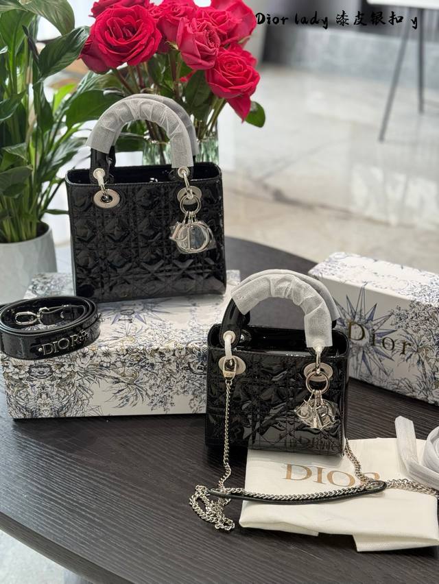 迪奥戴妃包 三格17四格20漆皮黑色 银扣 进口小牛皮磨砂鹿皮纹绒里 精工高密度电镀五金银 可调节皮肩带十链条 配全套原包装 迪奥戴妃包 三格17四格20漆皮黑色 银扣 进口小牛皮磨砂鹿皮纹绒里 精工高密度电镀五金银 可调节皮肩带十链条 配全套原包装