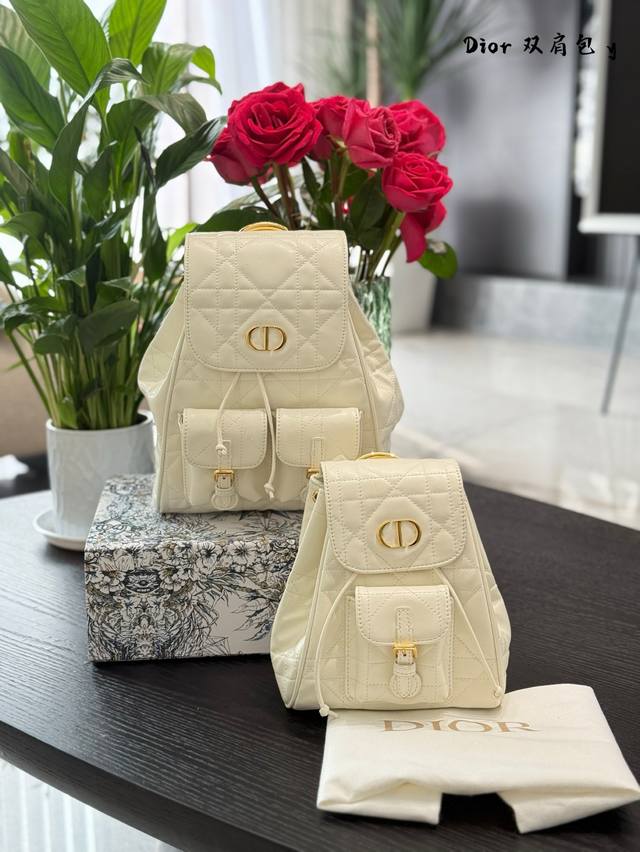 Dior推出新款双肩包,刘雨昕、周也上身 品牌大使刘雨昕、周也上身Dior新款Caro小号双肩背包,小巧包型搭配本季主推的超大藤格纹,挺好看的 中号Caro的双 Dior推出新款双肩包,刘雨昕、周也上身 品牌大使刘雨昕、周也上身Dior新款Caro小号双肩背包,小巧包型搭配本季主推的超大藤格纹,挺好看的 中号Caro的双