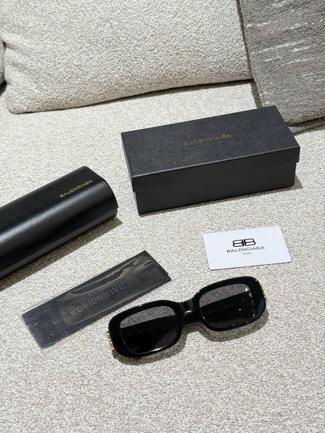 巴黎世家墨镜 拒绝不了一点疑明星同款墨镜美我- -脸 我宣布,复古猫眼墨镜一是古代掌管修饰脸型的神猫眼+窄框真的是王炸组合 侧面金色双B的设计增加设计感 360 巴黎世家墨镜 拒绝不了一点疑明星同款墨镜美我- -脸 我宣布,复古猫眼墨镜一是古代掌管修饰脸型的神猫眼+窄框真的是王炸组合 侧面金色双B的设计增加设计感 360