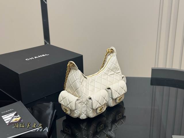 香奈儿Hobo 女孩子逃不脱的新款包太夏天了 包奴来了本期包包简单介绍一下 精湛的手工艺 融入现代时尚潮流元素 尺寸:24.20Cm 香奈儿Hobo 女孩子逃不脱的新款包太夏天了 包奴来了本期包包简单介绍一下 精湛的手工艺 融入现代时尚潮流元素 尺寸:24.20Cm