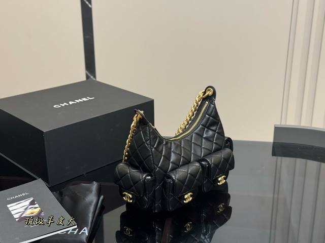 香奈儿Hobo 女孩子逃不脱的新款包太夏天了 包奴来了本期包包简单介绍一下 精湛的手工艺 融入现代时尚潮流元素 尺寸:24.20Cm 香奈儿Hobo 女孩子逃不脱的新款包太夏天了 包奴来了本期包包简单介绍一下 精湛的手工艺 融入现代时尚潮流元素 尺寸:24.20Cm