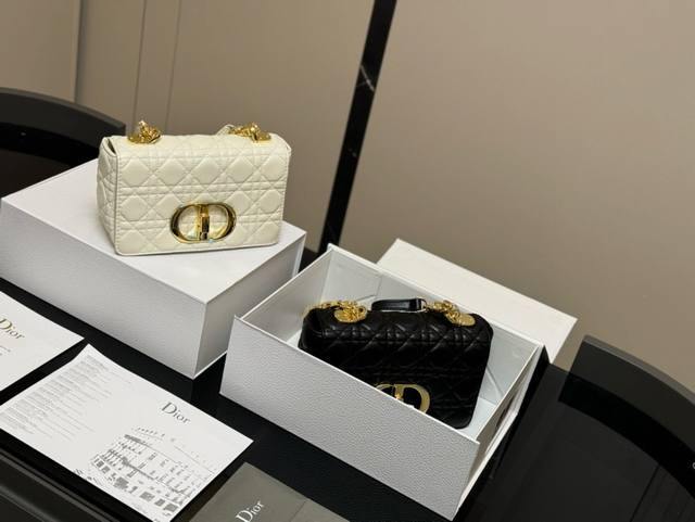 配折叠盒 Size:20*13Cm 迪奥23Ss Caro绝美链条 真的是太美了 好Lady风 小巧轻便 爱了爱了! 配折叠盒 Size:20*13Cm 迪奥23Ss Caro绝美链条 真的是太美了 好Lady风 小巧轻便 爱了爱了!
