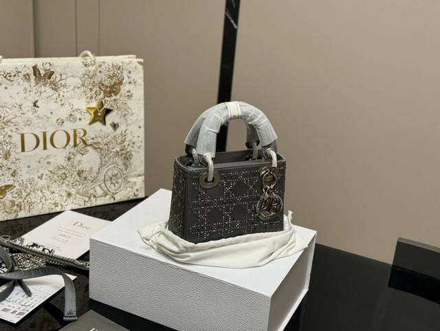 配盒 Size:17Cm 迪奥丝绸缎面戴妃 满天星 Blingbling水钻 搭配两条肩带! 实物不要太精致! 丝绸灰色 丝绸黑色 配盒 Size:17Cm 迪奥丝绸缎面戴妃 满天星 Blingbling水钻 搭配两条肩带! 实物不要太精致! 丝绸灰色 丝绸黑色