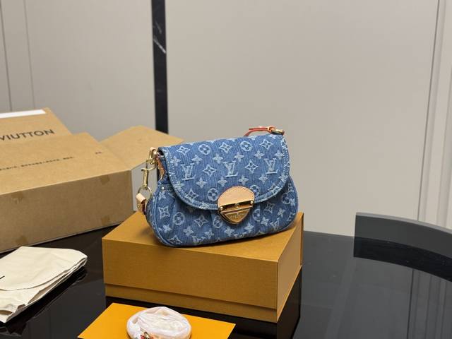 配折叠盒飞机盒 复刻版 Size:26*18Cm Lv 牛仔Sunset好适合穿搭 好喜欢单宁系列 Sunset容量足够, 软软的不怕压, 颜色耐脏又时髦感! 配折叠盒飞机盒 复刻版 Size:26*18Cm Lv 牛仔Sunset好适合穿搭 好喜欢单宁系列 Sunset容量足够, 软软的不怕压, 颜色耐脏又时髦感!