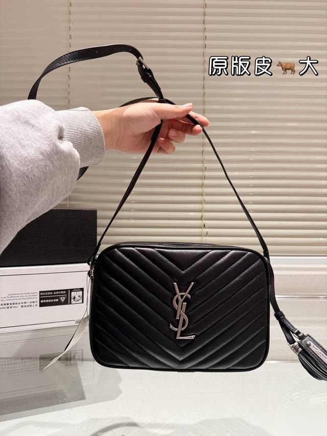 大号 折叠礼盒飞机盒 圣罗兰 相机包原单牛皮 专柜新款Ysl圣罗兰 早已成为明星 网红们最爱的这只 低调却超显高逼格气质 尺寸 23.16 大号 折叠礼盒飞机盒 圣罗兰 相机包原单牛皮 专柜新款Ysl圣罗兰 早已成为明星 网红们最爱的这只 低调却超显高逼格气质 尺寸 23.16