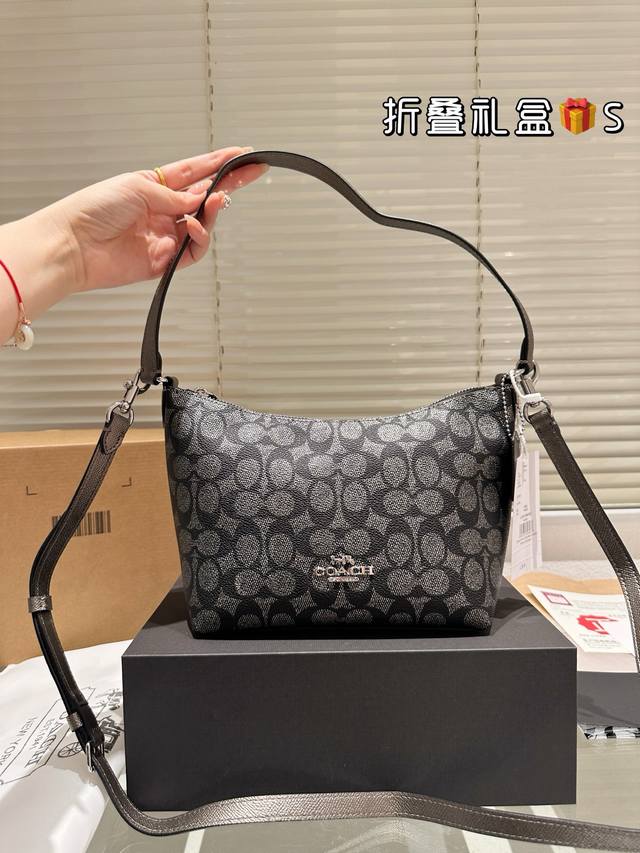 牛皮版本 Coach 新品 Zip Top 腋下斜挎女包 这个尺寸的包包,感觉大小也是很合适 有自带拉链设计,可手提腋下,十分方便 包包自带闪光效果,亮亮的,超 牛皮版本 Coach 新品 Zip Top 腋下斜挎女包 这个尺寸的包包,感觉大小也是很合适 有自带拉链设计,可手提腋下,十分方便 包包自带闪光效果,亮亮的,超