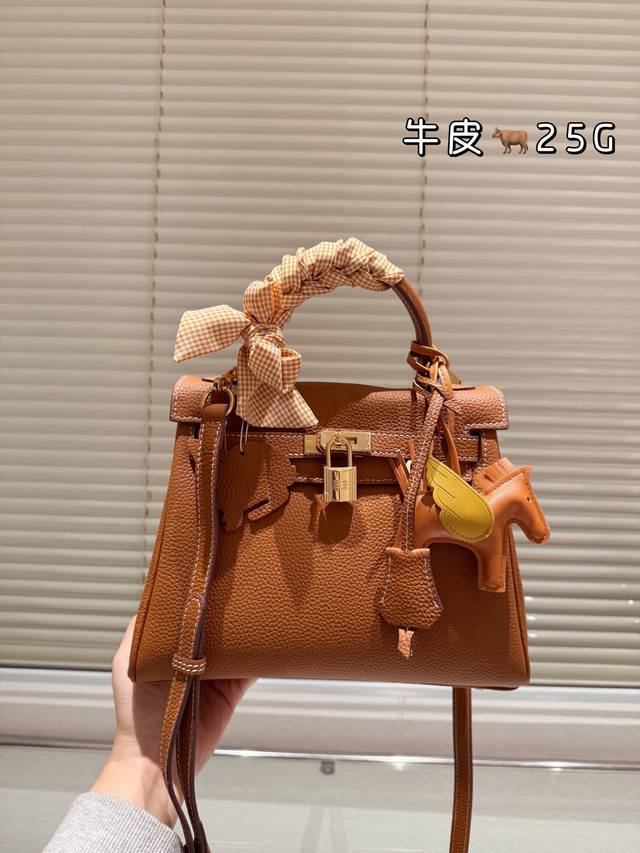 头层牛皮 HermèS 爱马仕 凯莉包 高端质量 专柜最新款进口荔枝纹 明星同款 原版质量 ,HermèS每个女孩的必备品 尺寸:28Cm 25Cm 20Cm 头层牛皮 HermèS 爱马仕 凯莉包 高端质量 专柜最新款进口荔枝纹 明星同款 原版质量 ,HermèS每个女孩的必备品 尺寸:28Cm 25Cm 20Cm