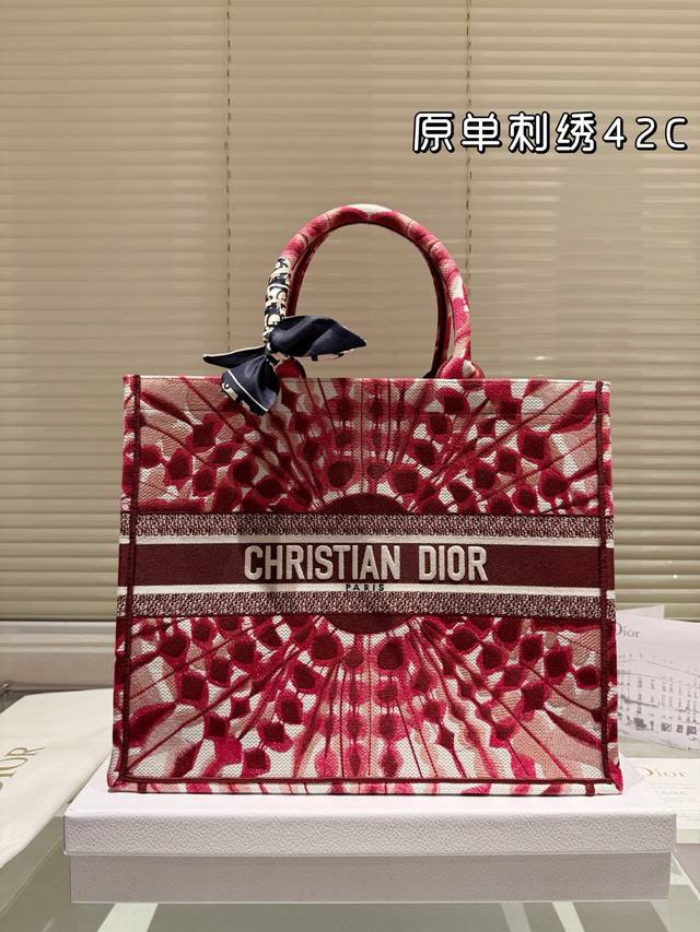 原单刺绣 Dior 提花 托特包 配内胆 Dior Book Tote今年最喜欢的一款购物袋 Tote我用的次数最多的包,因为容量超级大,不管什么东西都向里面放 原单刺绣 Dior 提花 托特包 配内胆 Dior Book Tote今年最喜欢的一款购物袋 Tote我用的次数最多的包,因为容量超级大,不管什么东西都向里面放