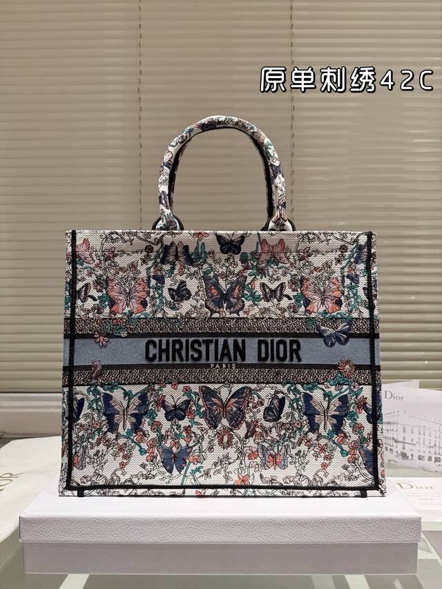 原单刺绣 Dior 提花 托特包 配内胆 Dior Book Tote今年最喜欢的一款购物袋 Tote我用的次数最多的包,因为容量超级大,不管什么东西都向里面放 原单刺绣 Dior 提花 托特包 配内胆 Dior Book Tote今年最喜欢的一款购物袋 Tote我用的次数最多的包,因为容量超级大,不管什么东西都向里面放