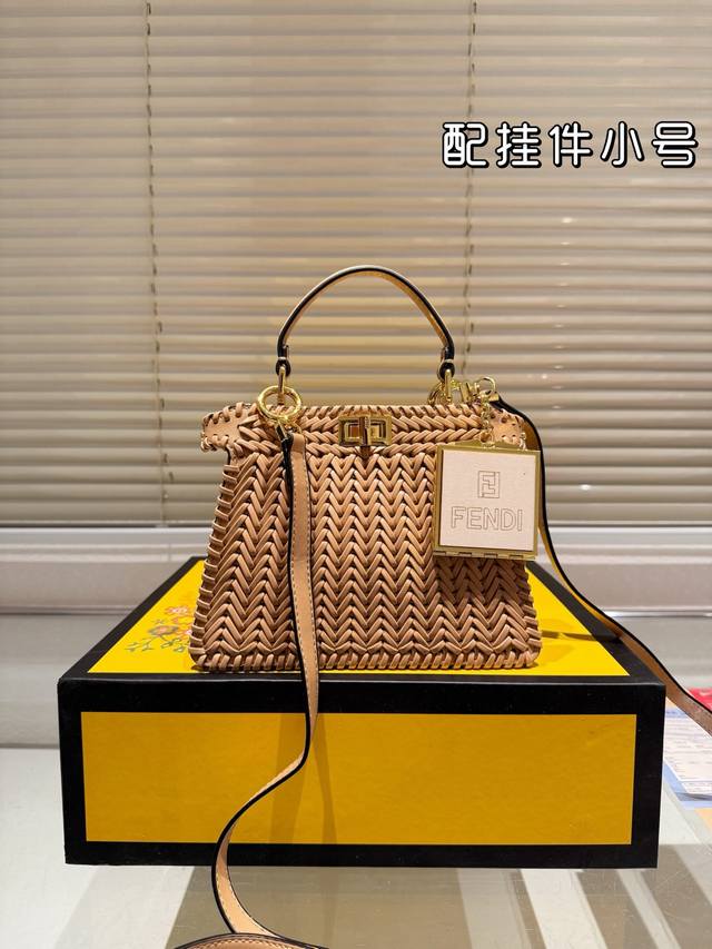 牛皮版本 配挂件 Fendi手袋,简直是低调奢华的代名词! 回这款包包以其独特的开合设计和经典的双面皮革,展现了无与伦比的精致感。中等容量,非常适合日常使用,能 牛皮版本 配挂件 Fendi手袋,简直是低调奢华的代名词! 回这款包包以其独特的开合设计和经典的双面皮革,展现了无与伦比的精致感。中等容量,非常适合日常使用,能