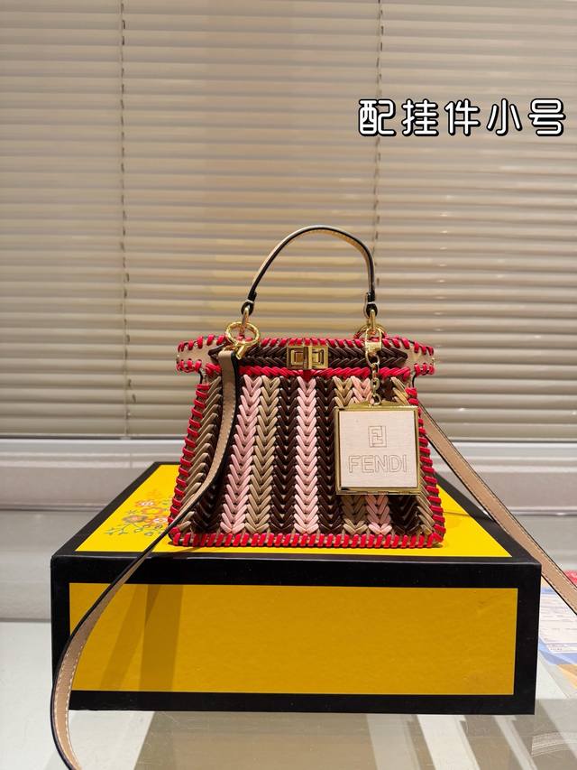 牛皮版本 配挂件 Fendi手袋,简直是低调奢华的代名词! 回这款包包以其独特的开合设计和经典的双面皮革,展现了无与伦比的精致感。中等容量,非常适合日常使用,能 牛皮版本 配挂件 Fendi手袋,简直是低调奢华的代名词! 回这款包包以其独特的开合设计和经典的双面皮革,展现了无与伦比的精致感。中等容量,非常适合日常使用,能