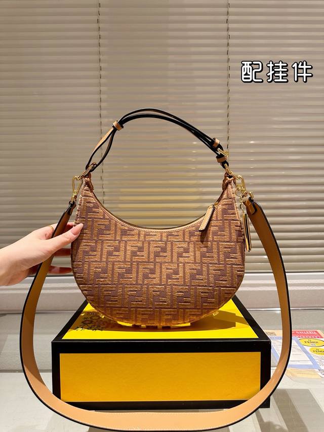 配盒 Size:28 15Cm Fendi 每个角度都敲好看的 新款腋下包 包底的设计简直太爱啦! 360度无死角!! 怎么背都美貌时髦 配盒 Size:28 15Cm Fendi 每个角度都敲好看的 新款腋下包 包底的设计简直太爱啦! 360度无死角!! 怎么背都美貌时髦