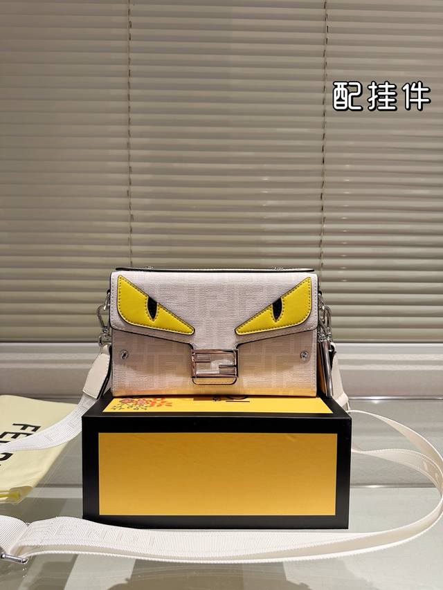 配挂件配礼盒 Fendi小怪兽新品 手提斜挎包 推荐 超百搭 尺寸21.13 配挂件配礼盒 Fendi小怪兽新品 手提斜挎包 推荐 超百搭 尺寸21.13