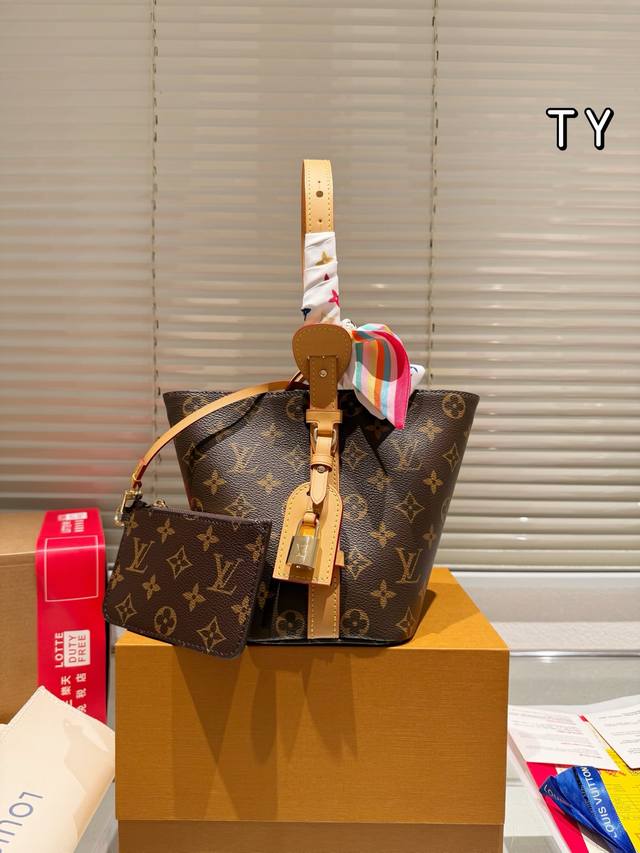 牛皮版本 全钢 配丝巾 Lv All Inbb手袋为Monogram帆布搭配亮泽金属件,以标志性挂锁和名牌彰显经典格调。可调节肩带延续品牌制箱传承,皮革肩带增添 牛皮版本 全钢 配丝巾 Lv All Inbb手袋为Monogram帆布搭配亮泽金属件,以标志性挂锁和名牌彰显经典格调。可调节肩带延续品牌制箱传承,皮革肩带增添